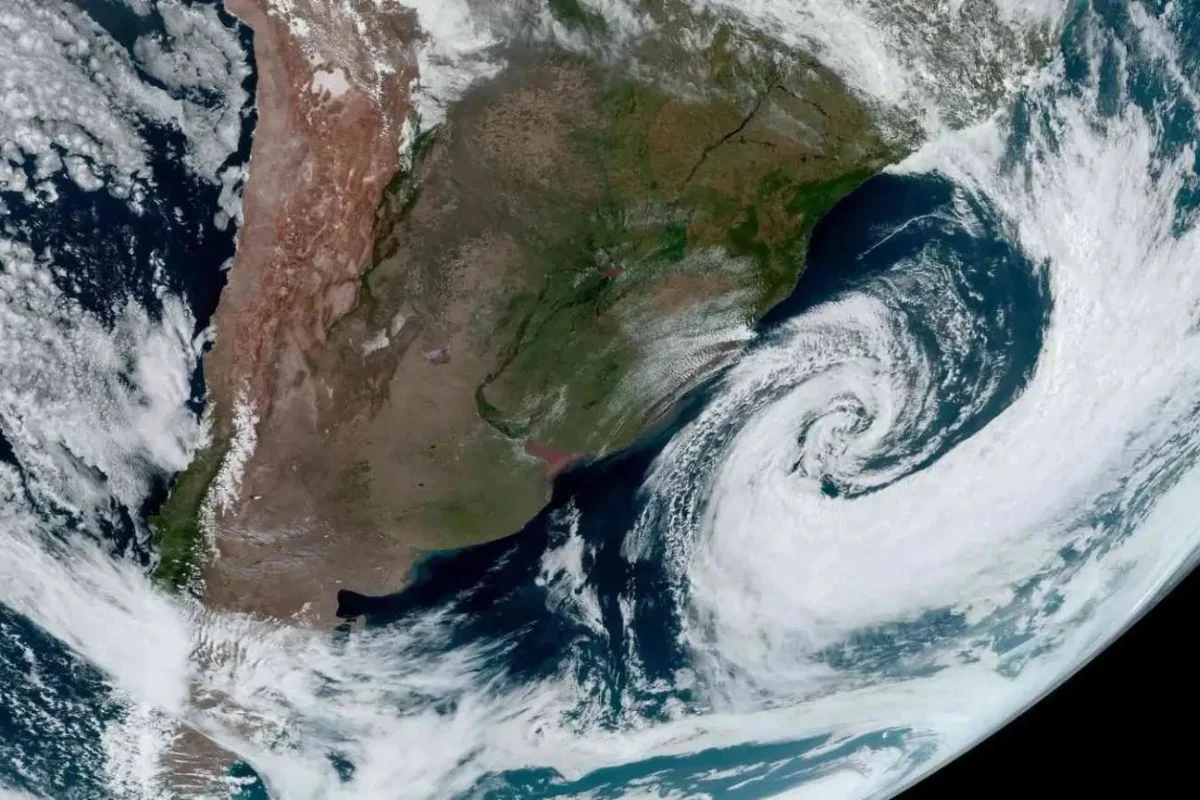 Ciclone avança e muda o tempo em Santa Catarina