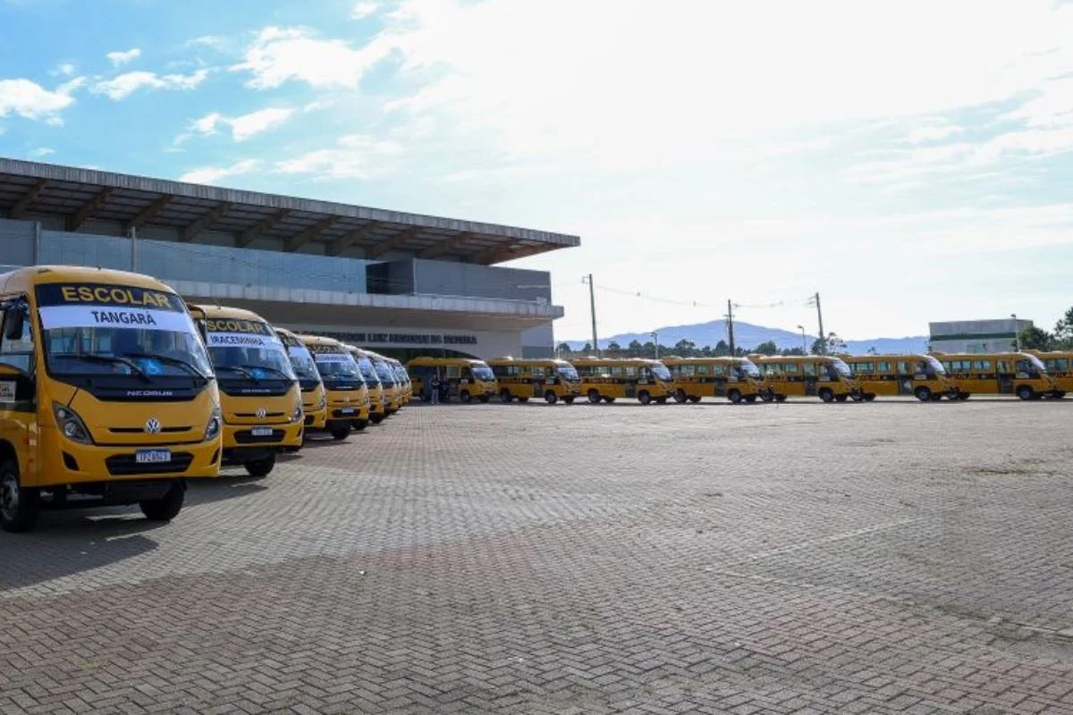 Papanduva recebe ônibus escolar