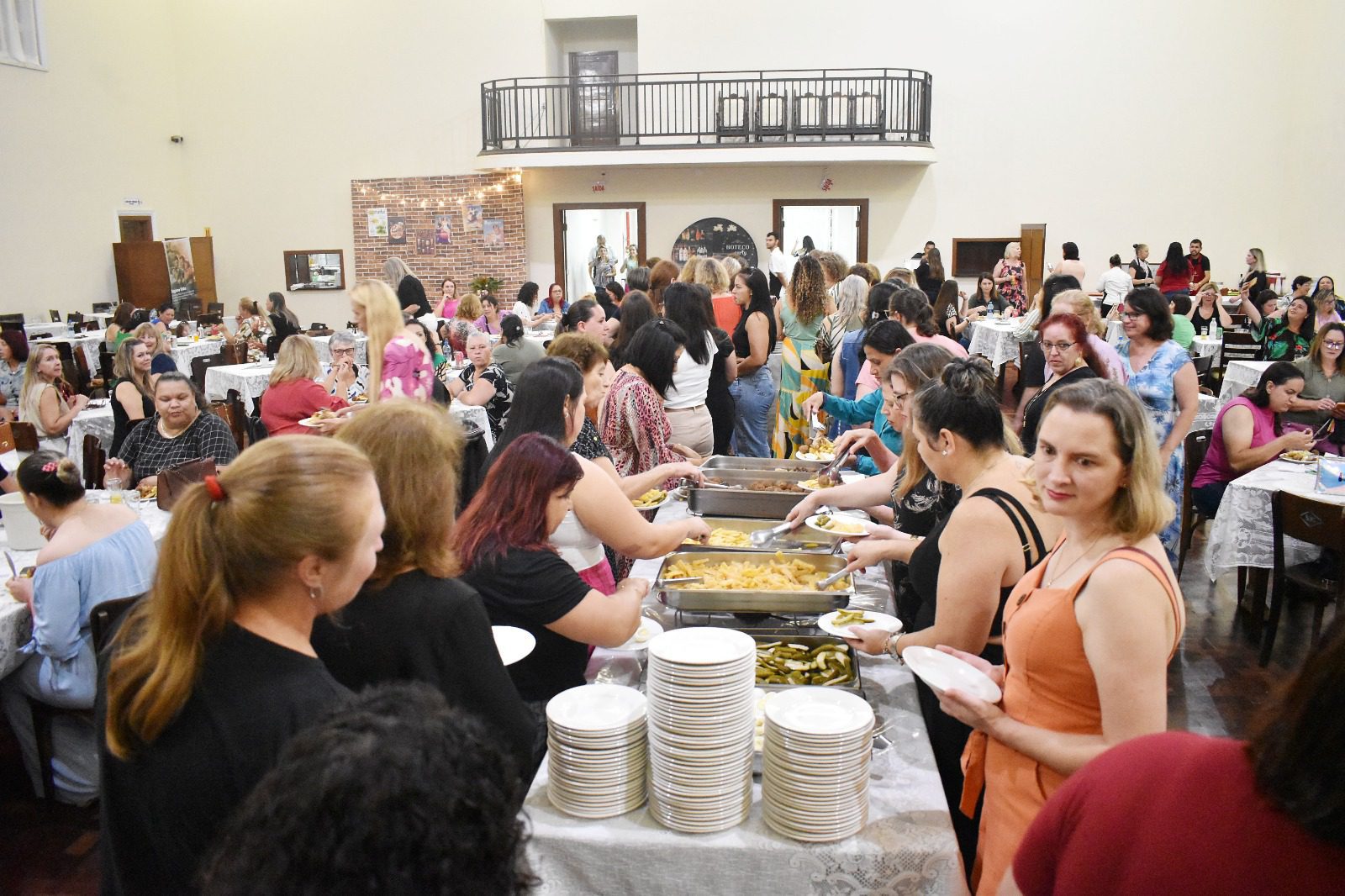 Festa Temática foi marcada por sorteios

A festa que teve como tema “comidas de boteco” teve início às 17h30 com a recepção das associadas; após às 19h teve início sorteio de brindes e logo mais foram servidos diversos petiscos e sobremesas.