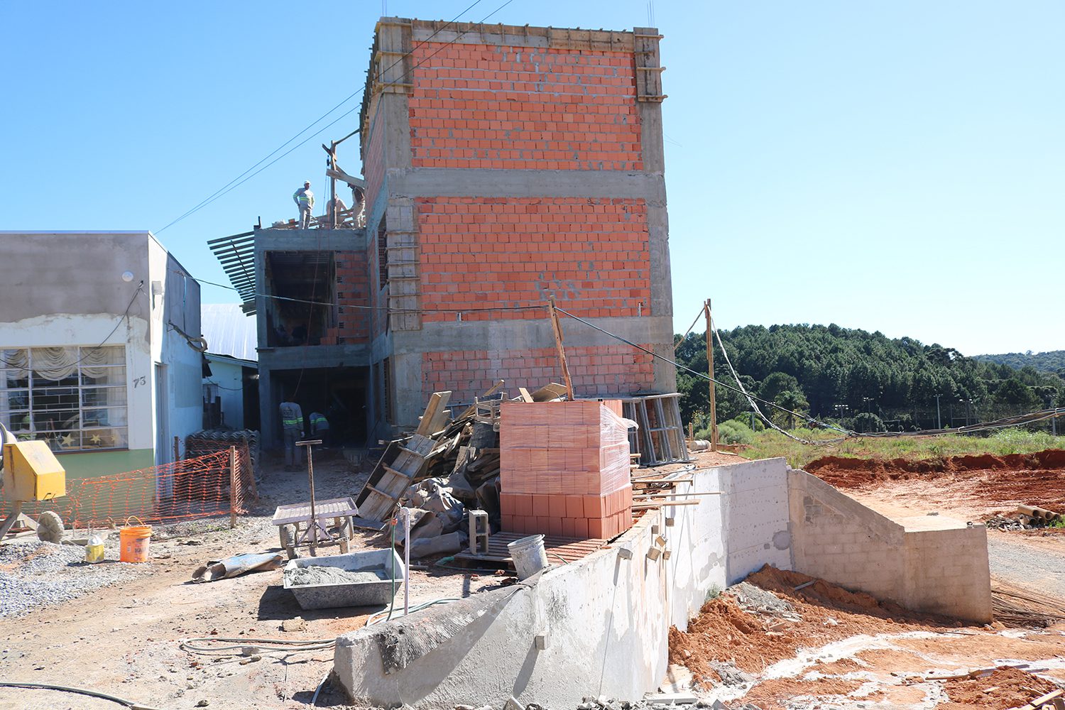 Imagem para matéria Obras em andamento no CEIM Tico e Teco e EBM Osny Vasconcellos 