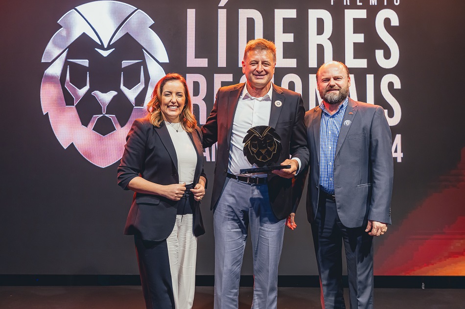 Edson Neumann (gerente de vendas nacional), representando a Tuper, recebendo o prêmio das mãos de Alexandre Wiggers, CEO da Condor S/A, empresa premiada na edição anterior.