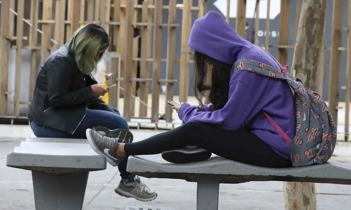 Imagem para matéria Celulares em escolas: secretarias de Educação têm até março para adaptação à lei que restringe uso 