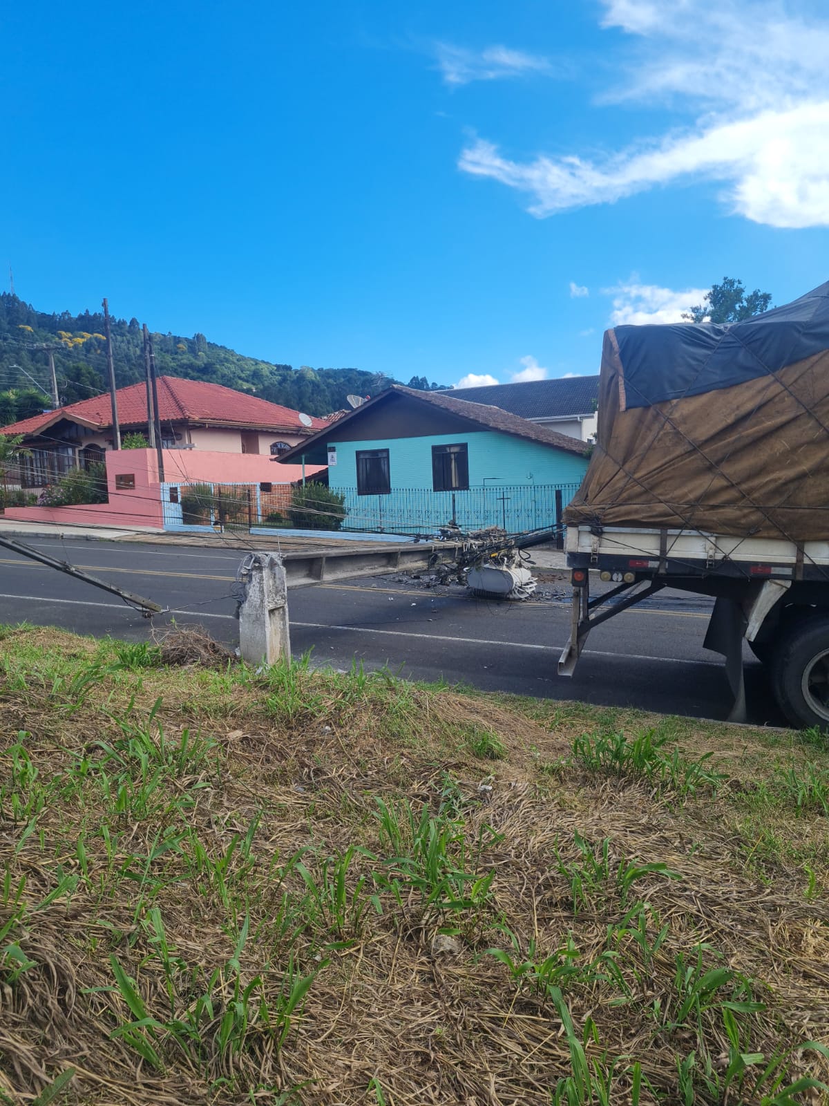 Imagem para matéria Caminhão Derruba Poste e Fiação Elétrica 